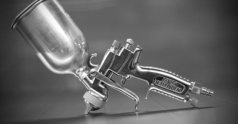 Peindre un plafond au pistolet : la technique pro pour un rendu parfait
