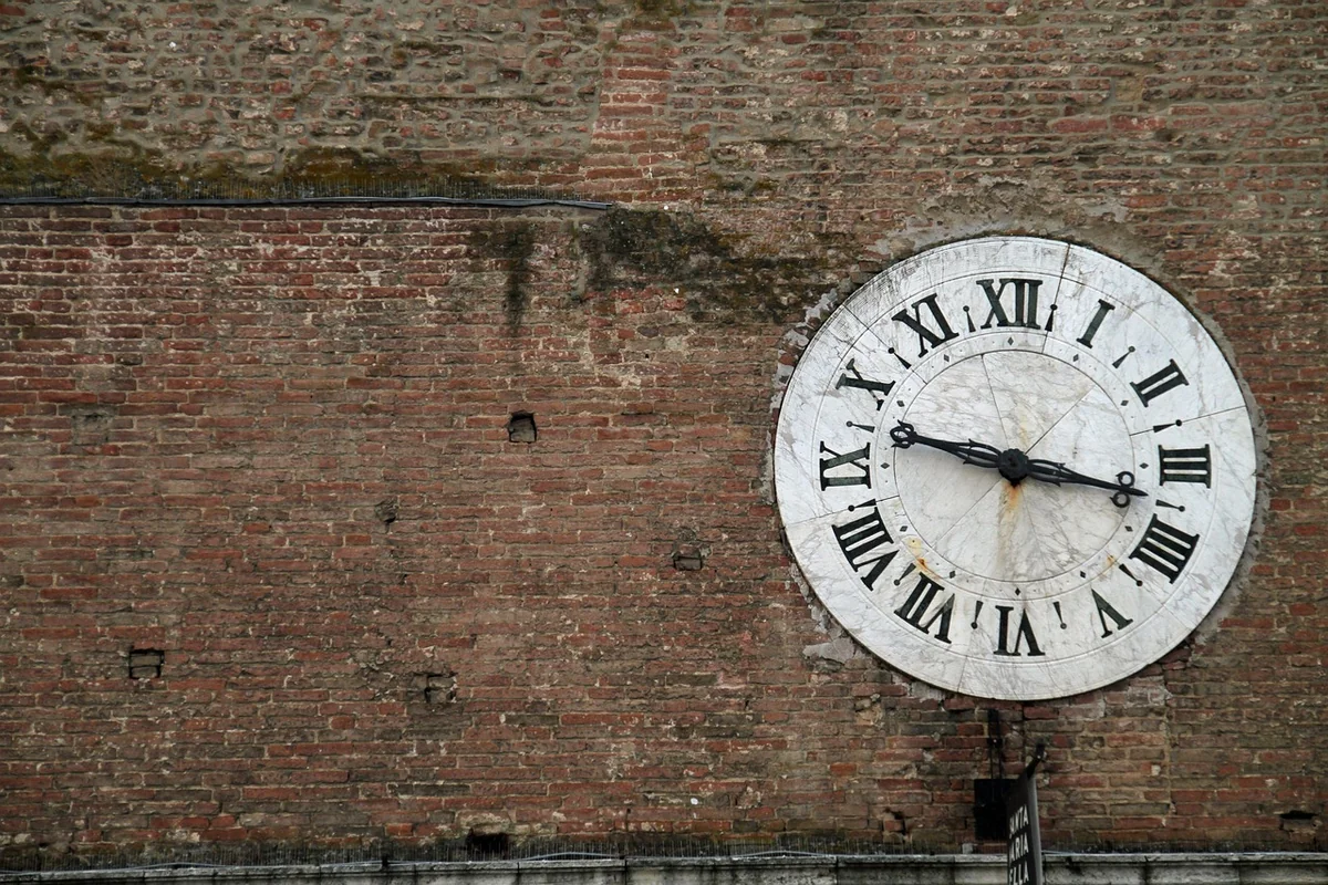 Horloge murale salon : 15 modèles tendance pour sublimer votre déco en 2026