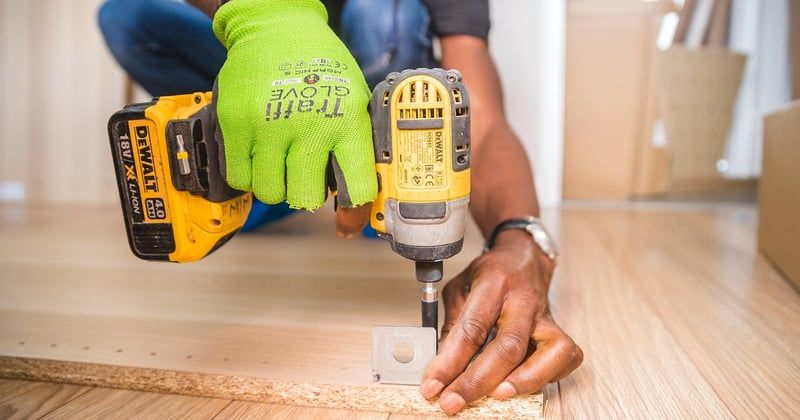 Tarif horaire montage de meuble : le vrai prix à connaître avant de réserver
